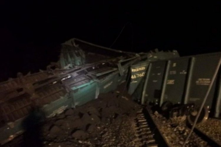 Rusya'da tren raydan çıktı: Kazada 25 vagon birbirine girdi!