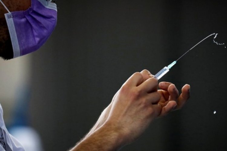 Güney Afrika'da sağlık çalışanlarına Kovid-19 aşısı uygulanmaya başlandı