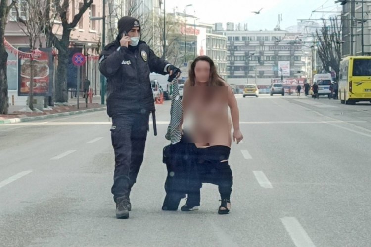 Bursa'da kısıtlama günü çıplak kadın şoku!