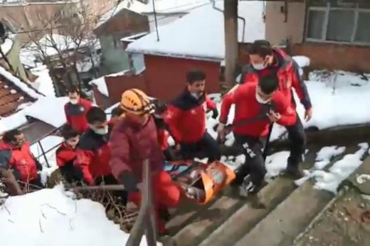 Bursa'da ambulans sokağa giremeyince ekipler, seferber oldu