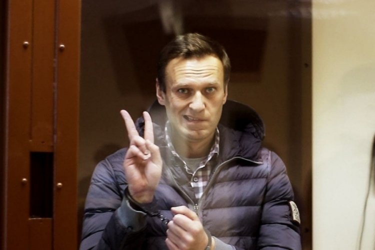 Navalny 2 ayrı davadan ceza aldı