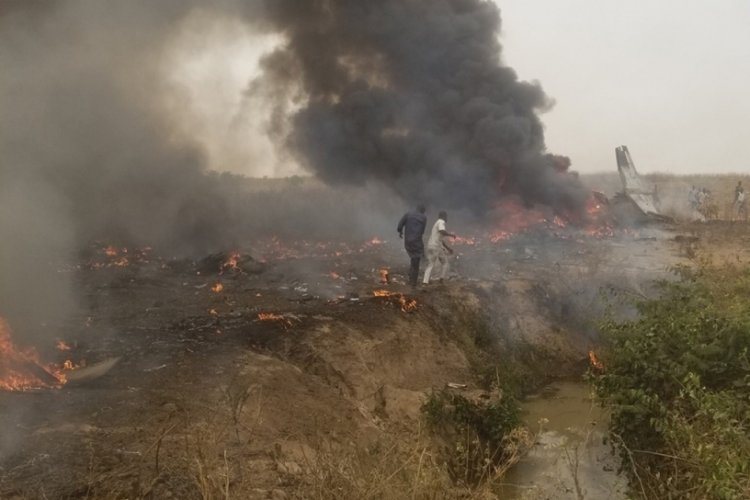 Nijerya'da askerleri taşıyan uçak düştü