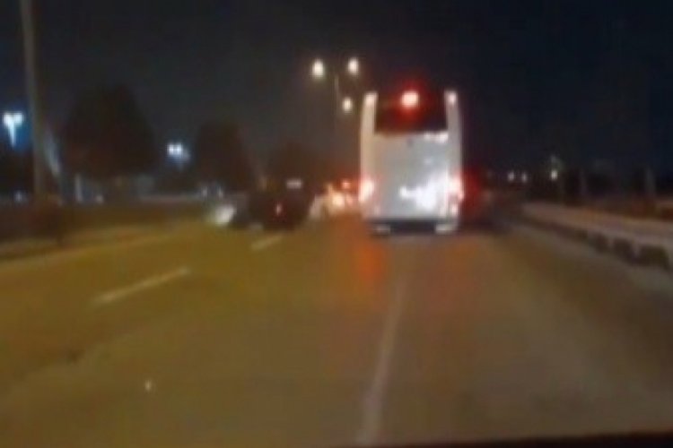 Kazayı izlemek için yavaşlayan otomobile otobüs çarptı