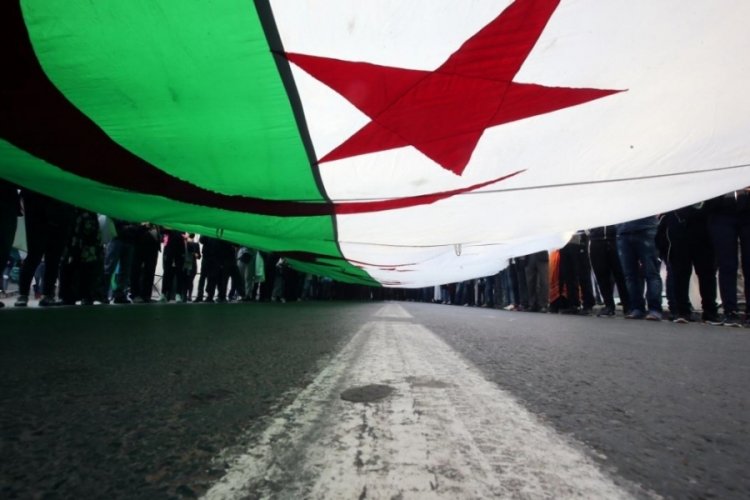 Cezayir'de erken seçim 3 ay içinde yapılacak