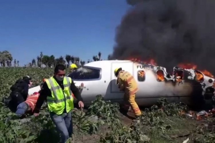 Meksika'da uçak düştü! 6 ölü