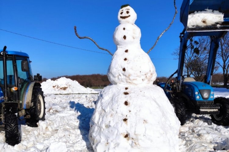 Bursa'da 3 saatte 4 metre boyunda kardan adam yaptılar