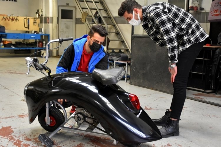 Bursa'da iki arkadaş "Kaplumbike" adını verdikleri motosiklet üretti