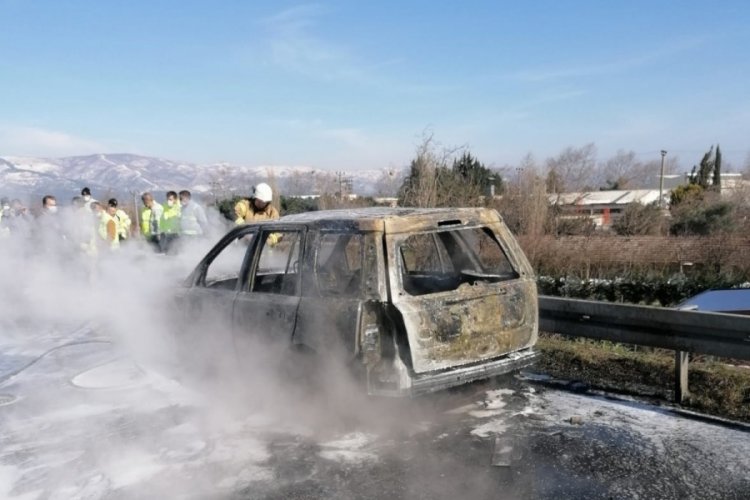 Bursa'da lüks araç seyir halindeyken alev alev yandı
