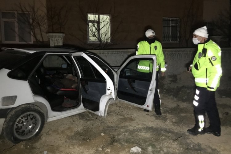 Duvara çarpan otomobilin sürücüsü hayatını kaybetti