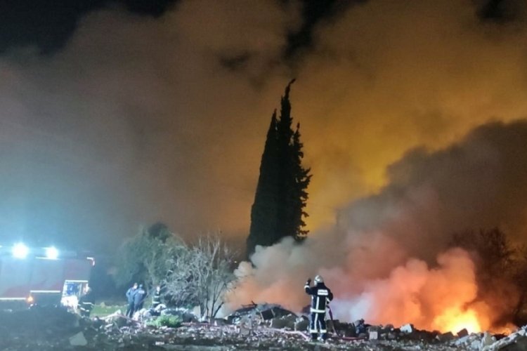 Antalya'da katı atık yangınında gökyüzü dumanla kaplandı