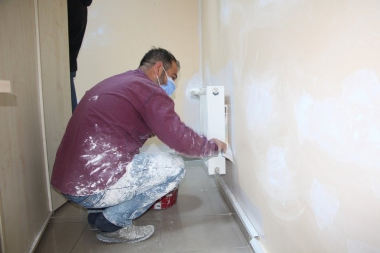 Koronavirüsle mücadele edilen hastaneyi ücretsiz boyadılar