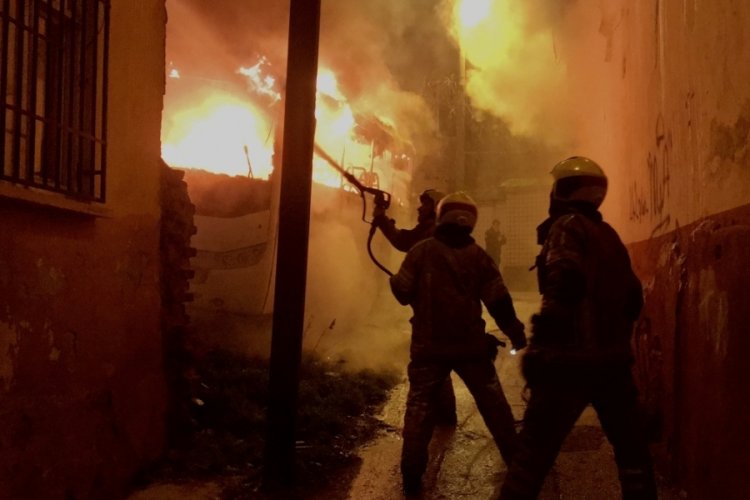 Bursa'da iki otobüs yandı, binalar tahliye edildi