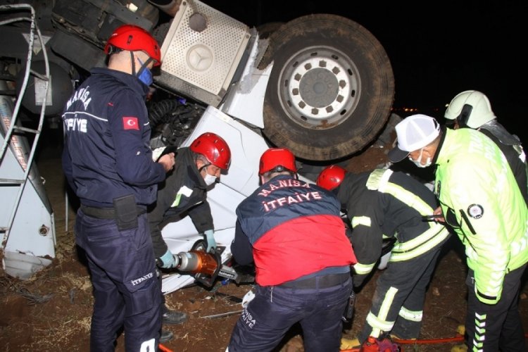 Arpa y&uuml;kl&uuml; tır ters d&ouml;nd&uuml;: 2 ağır yaralı