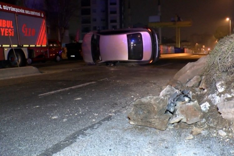 Kaldırıma &ccedil;arpan otomobil takla attı, 2 kişi yaralandı