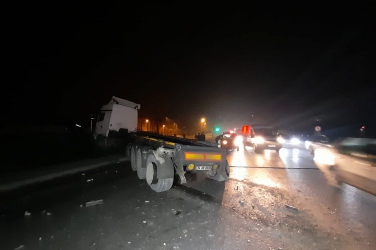 Damperi a&ccedil;ılan hafriyat kamyonu &ouml;nce &uuml;st ge&ccedil;ide sonra otomobile &ccedil;arptı: 2 yaralı