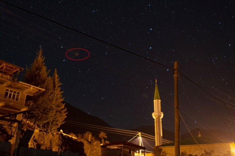 Amat&ouml;r fotoğraf&ccedil;ı g&ouml;ky&uuml;z&uuml;nde ilgin&ccedil; nesne g&ouml;r&uuml;nt&uuml;ledi