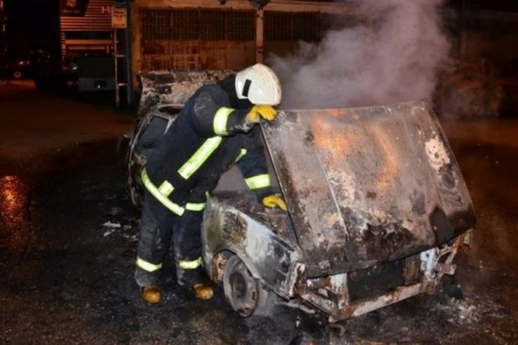 &Ccedil;alışmayan aracını ateşe verdi, s&ouml;nene kadar başında bekledi