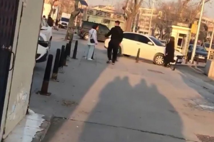Sokak ortasında darbettiği kızı vatandaşlar kurtardı