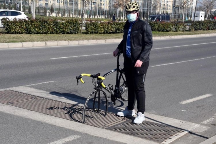 Mazgala takılan bisikletten d&uuml;şt&uuml;, burnu kırıldı, kafatası &ccedil;atladı