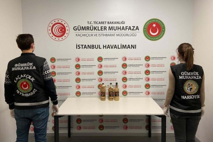 İstanbul Havalimanı'nda i&ccedil;ki şişelerinde sıvı kokain ele ge&ccedil;irildi