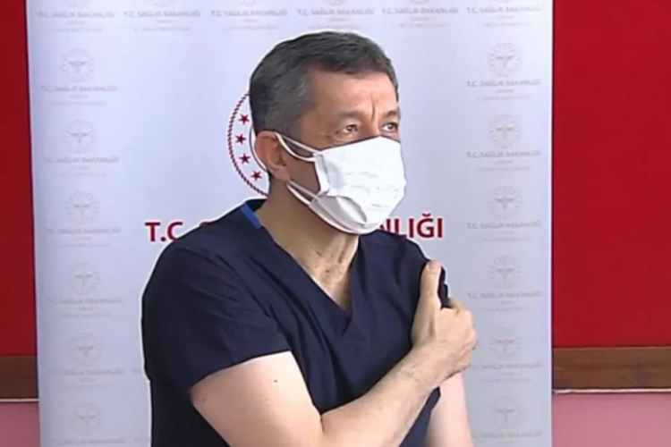Milli Eğitim Bakanı Ziya Sel&ccedil;uk aşı oldu