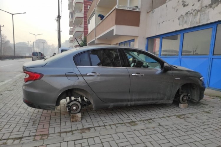 Bursa'da park halindeki otomobilin 4 lastiği ve jantları çalındı