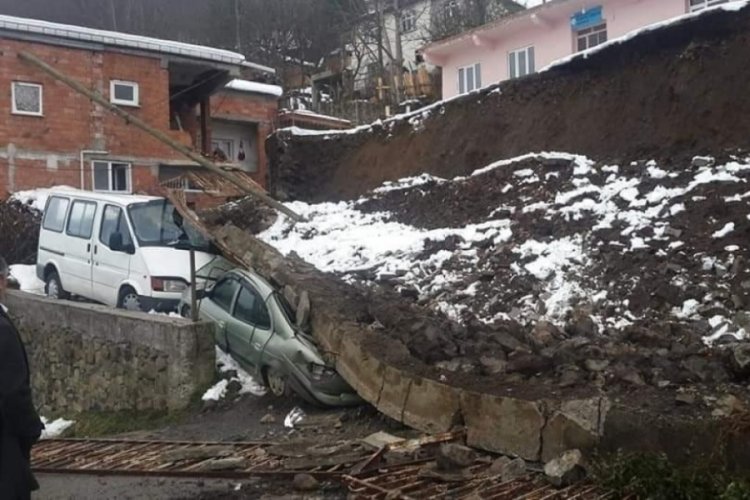 İstinat duvarı &ccedil;&ouml;kt&uuml;, ara&ccedil;lar altında kaldı