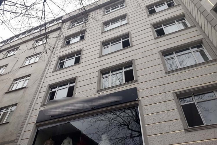 Yangında mahsur kalan &ccedil;ocukları camdan atarak kurtardılar