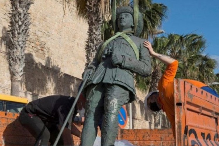 Diktat&ouml;r Franco'nun son heykeli de yıkıldı