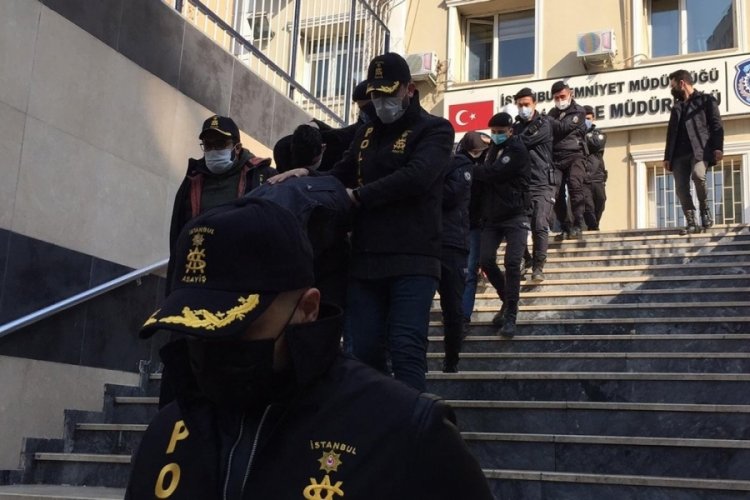 D&ouml;viz b&uuml;rosuna para taşıyan kuryeye saldırı