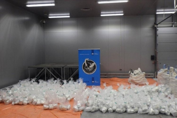 Hollanda'da bir gemide 1,5 ton uyuşturucu ele ge&ccedil;irildi