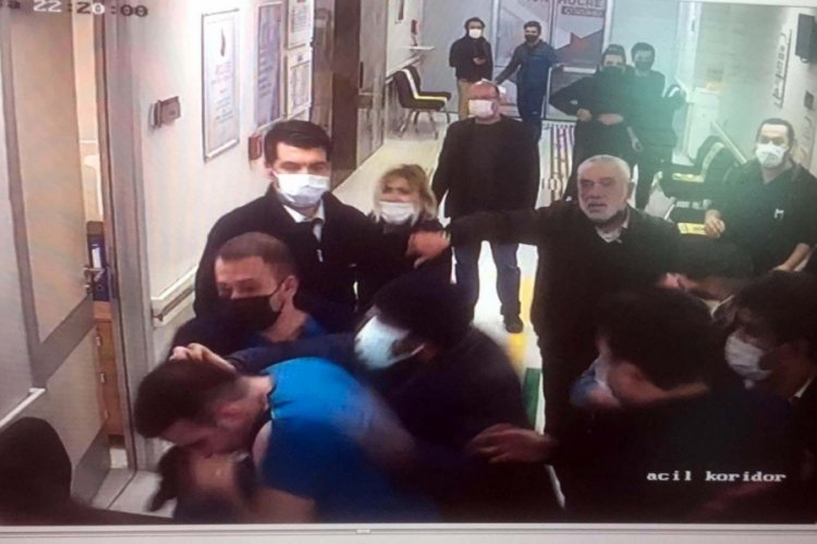 Hasta yakınlarından sağlık&ccedil;ılara &ccedil;irkin saldırı!