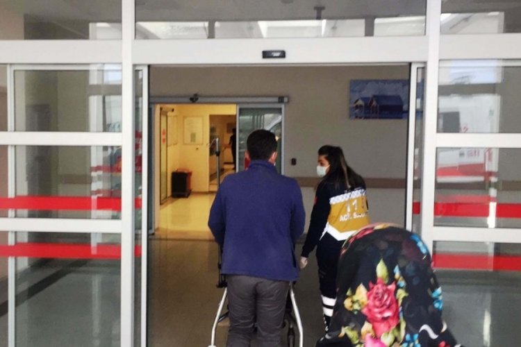 Devrilen kapının altında kalan dede ve torunu yaralandı