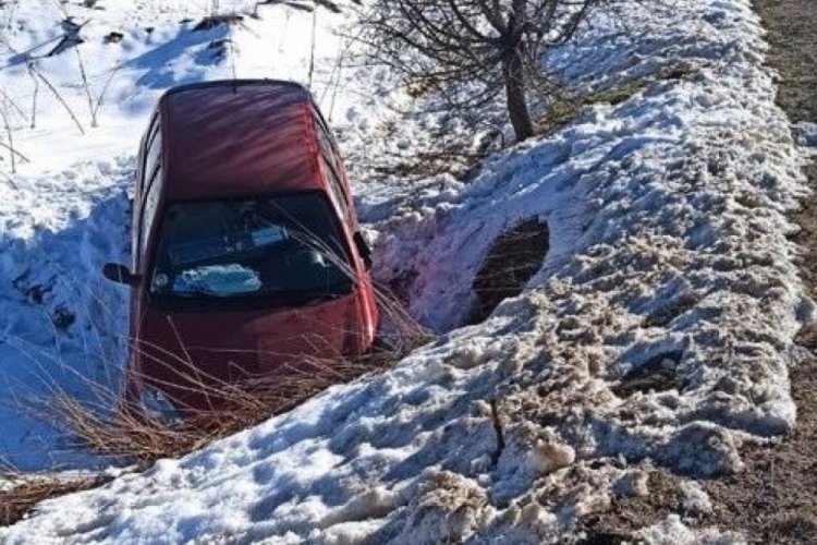Şarampole giren otomobil s&uuml;r&uuml;c&uuml;s&uuml; yaralandı