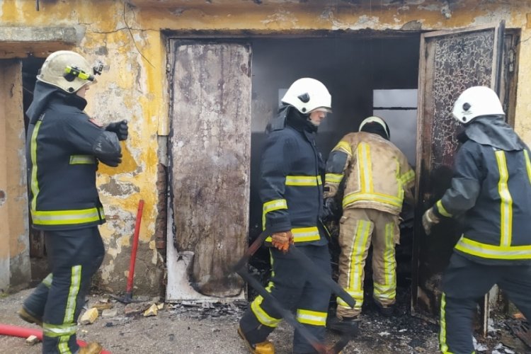 Bursa'da madde bağımlılarının kullandığı eski ev yandı