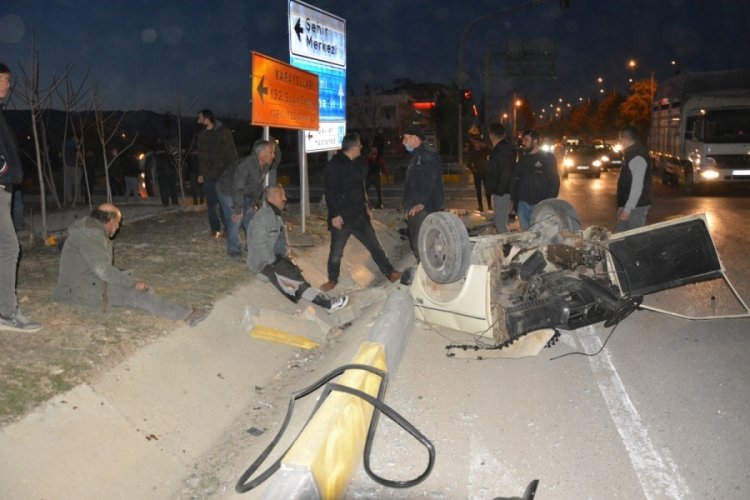 Kazada ikiye b&ouml;l&uuml;nen ara&ccedil;tan sağ &ccedil;ıktılar