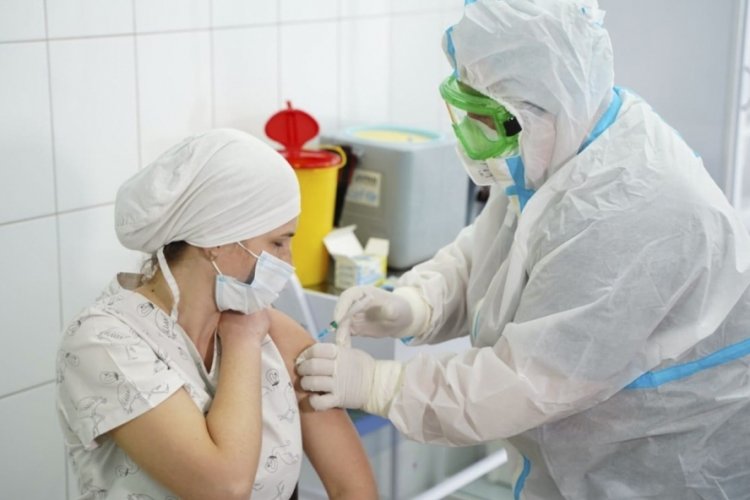 Ukrayna'da ilk Covid-19 aşısı bir doktora yapıldı