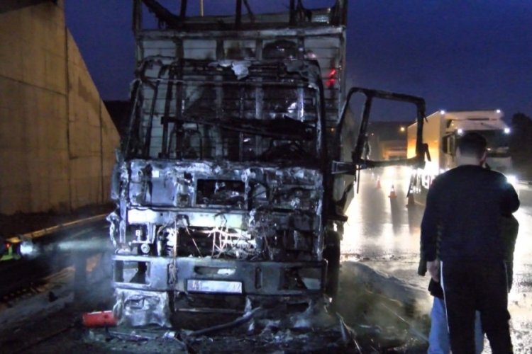 Plastik yüklü kamyon alev alev yandı