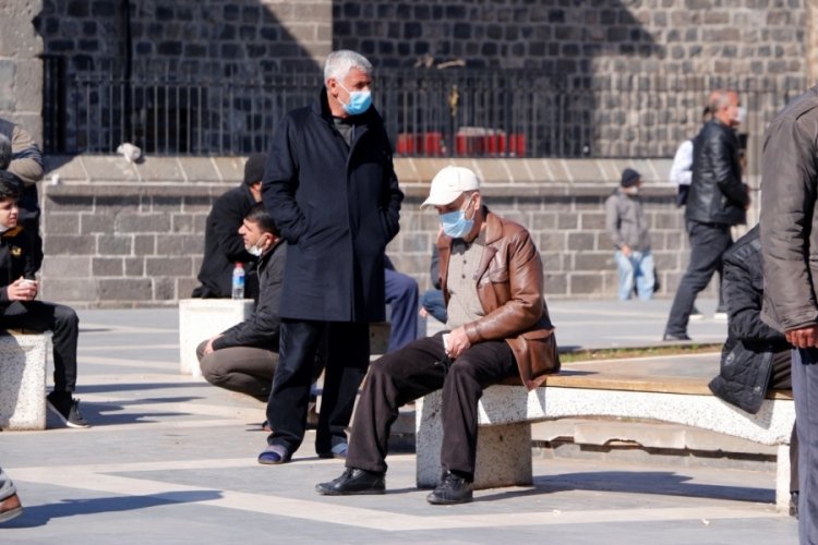 Profes&ouml;r Tekin: Maske 2022'nin başına kadar hayatımızda olacak
