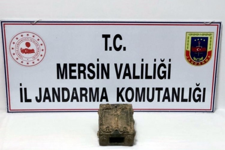 Sanduka i&ccedil;erisinde 2 el yazması deri kitap ele ge&ccedil;ti