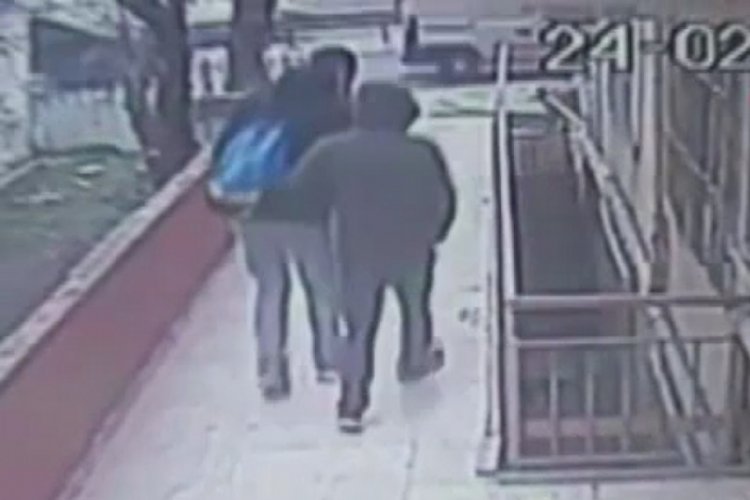 G&uuml;venlik kamerasını fark eden hırsızlar binaya geri geri girdi