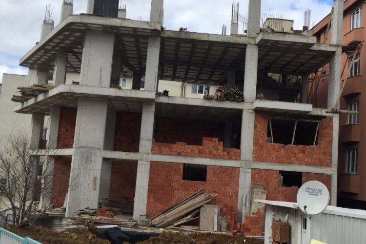 İnşaattan d&uuml;şen iş&ccedil;i &ouml;ld&uuml;