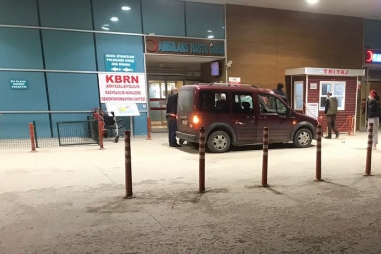 Bursa'da hamile kadın hastaneye yetişemeyince acil servisin önünde araçta doğum yaptı