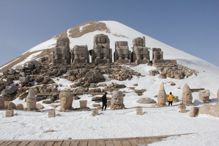 Nemrut Dağı kardan sonra ilk turistleri ağırladı