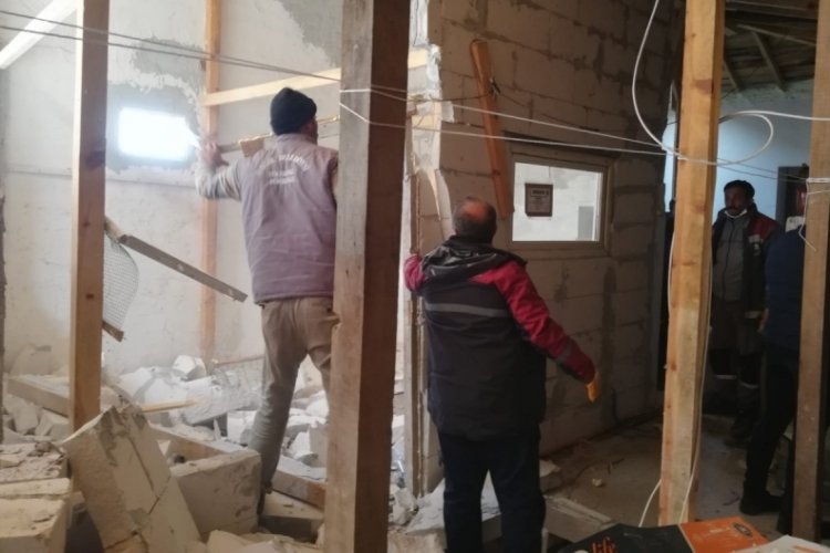 Bursa'da çatı arasındaki kaçak yapı yıkıldı