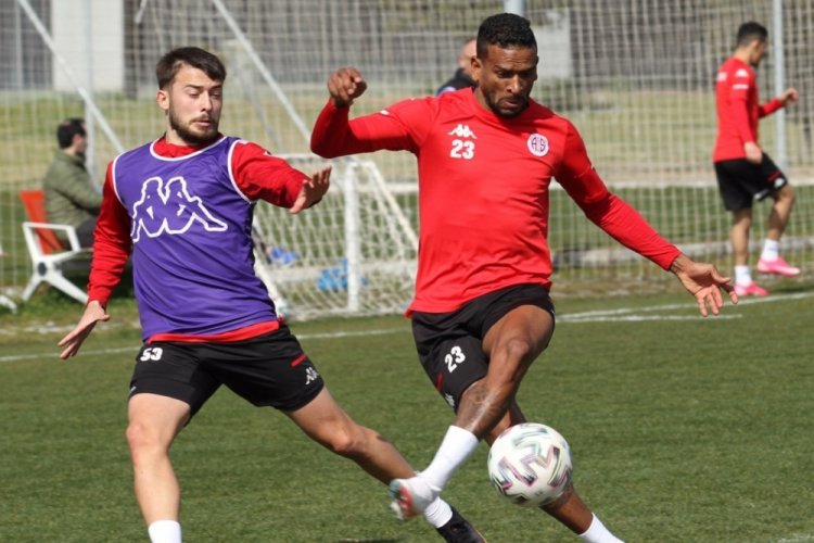 Antalyaspor, 6 yıldır yenemediği Başakşehir'i mağlup etmek istiyor
