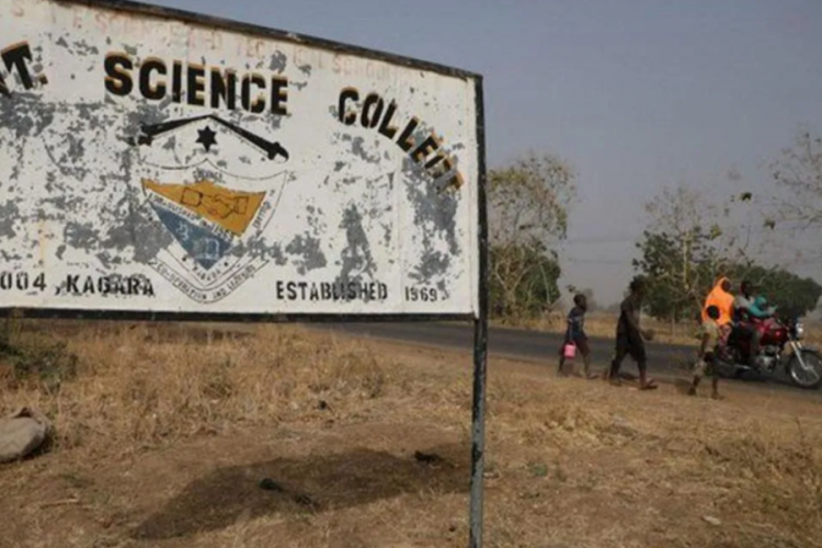 Nijerya'da yatılı okula baskın: Kız öğrenciler kaçırıldı