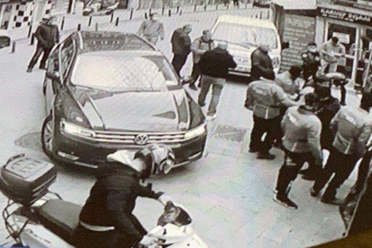 Polisten ka&ccedil;an ş&uuml;pheliye vatandaştan darp kamerada
