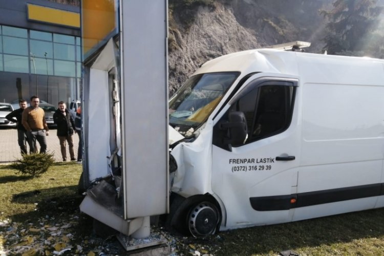 Minib&uuml;s s&uuml;r&uuml;c&uuml;s&uuml; reklam panosuna &ccedil;arptı