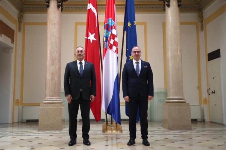 Bakan Çavuşoğlu ve Radman Hırvatistan'da basın toplantısı düzenledi